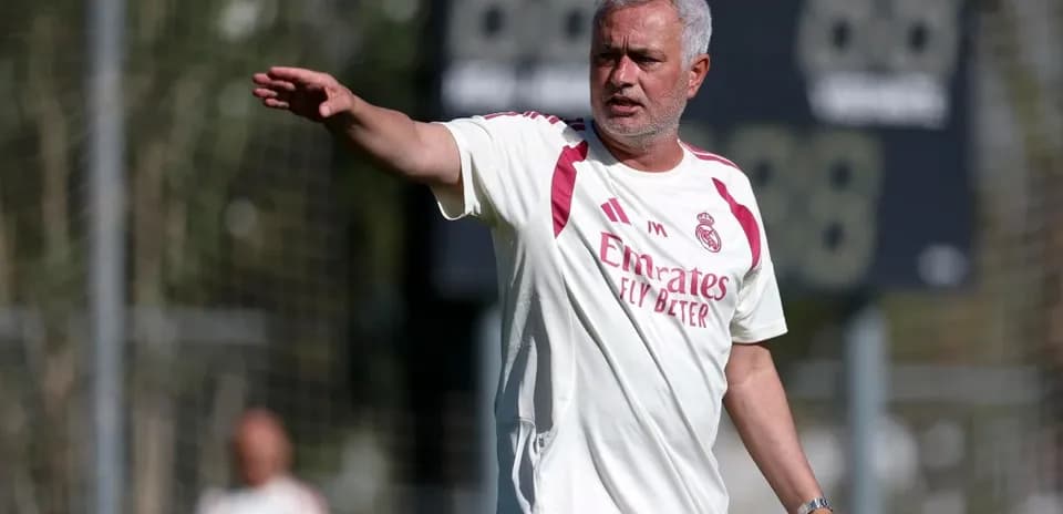 Entrenador dirigiendo a jugadores en la práctica