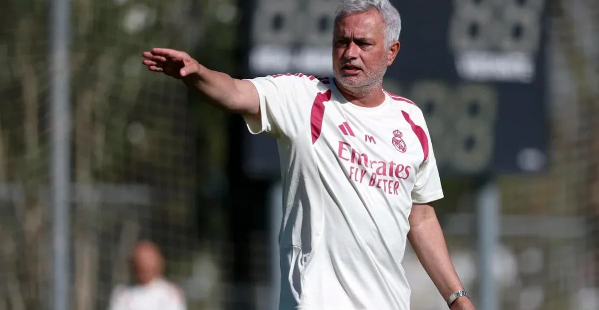 Entrenador dirigiendo a jugadores en la práctica