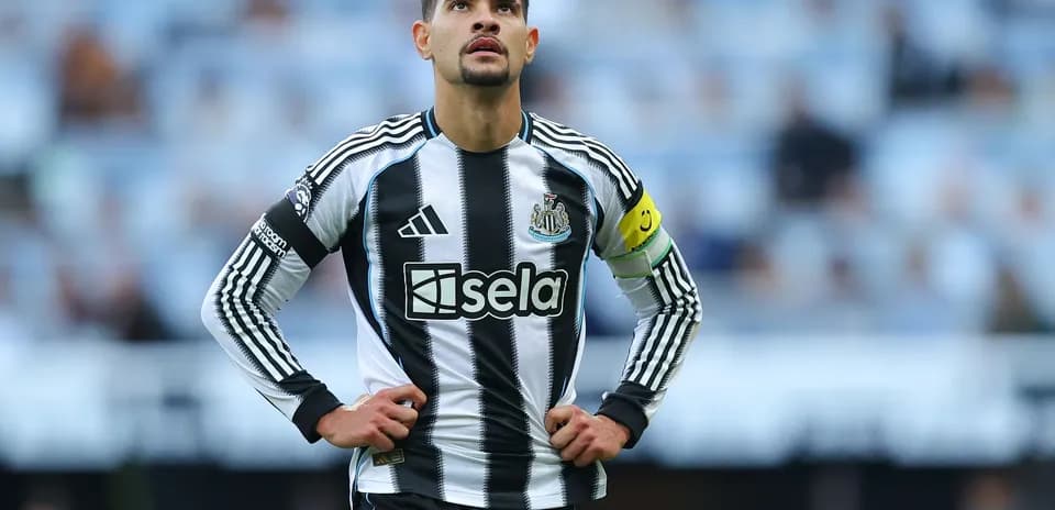 Jugador de Newcastle con brazalete de capitán en campo