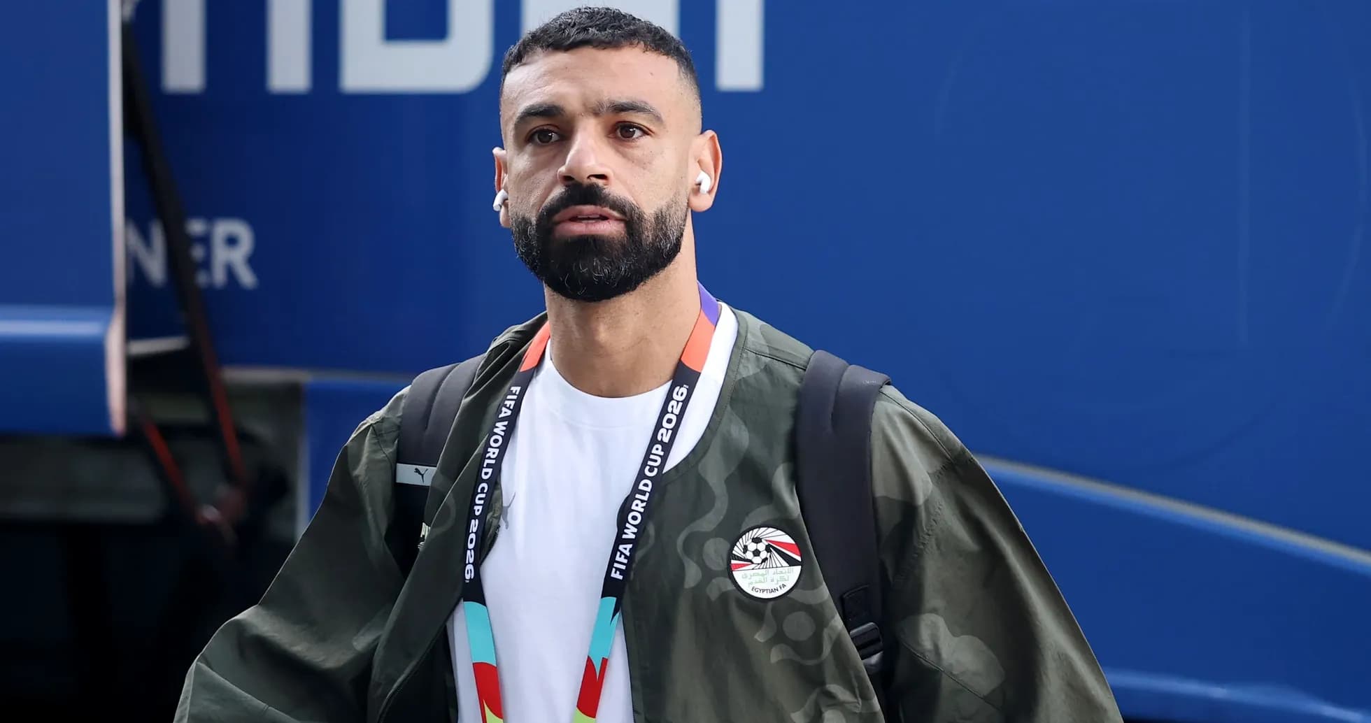 Jugador llegando con auriculares y mochila al evento