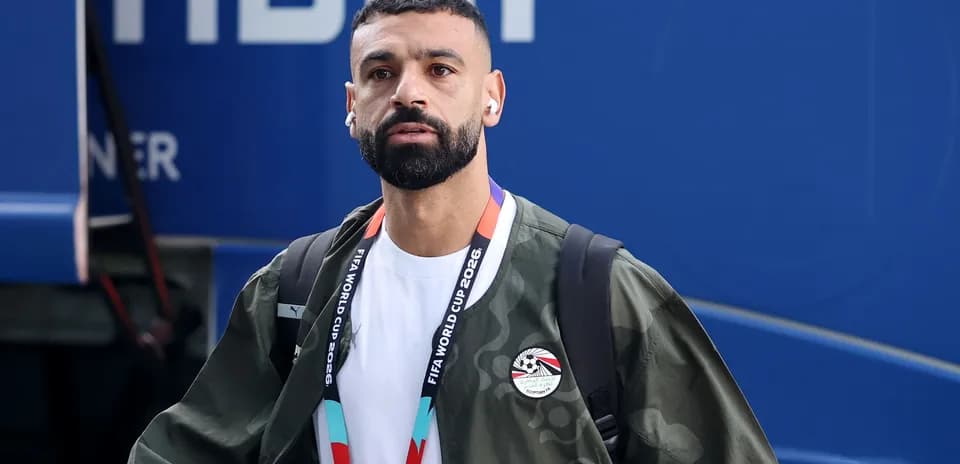 Jugador llegando con auriculares y mochila al evento