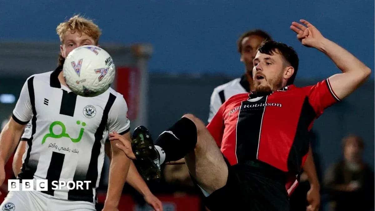 Jugador en el suelo mientras el balón se aproxima