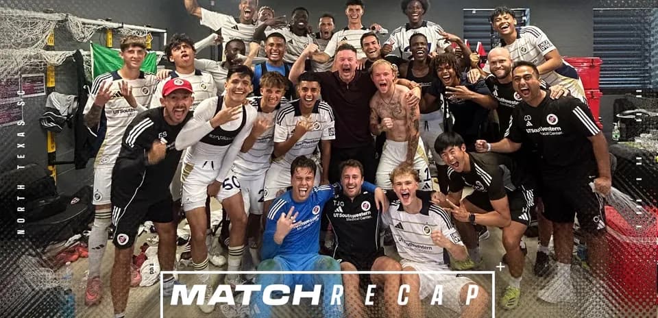 Jugadores de North Texas celebrando en vestuario