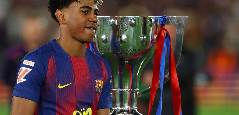 Jugador de Barcelona junto al trofeo de campeonato