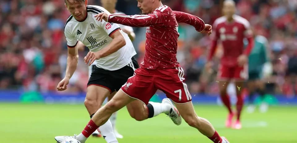 Jugador de Liverpool desafiando a rival de Fulham