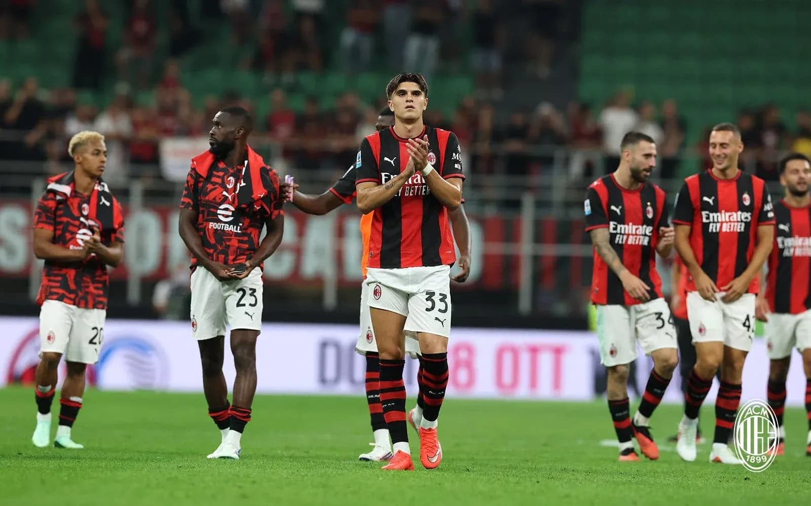Jugadores del AC Milan aplaudiendo tras el partido