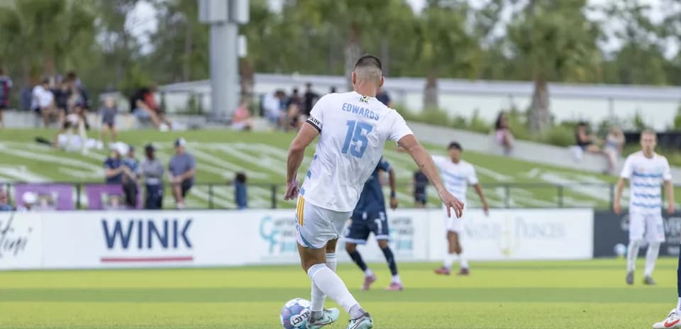 Jugador preparando un tiro libre en el partido