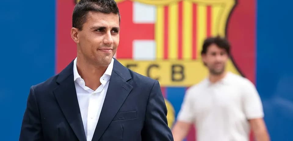 Jugador en presentación con fondo del FC Barcelona
