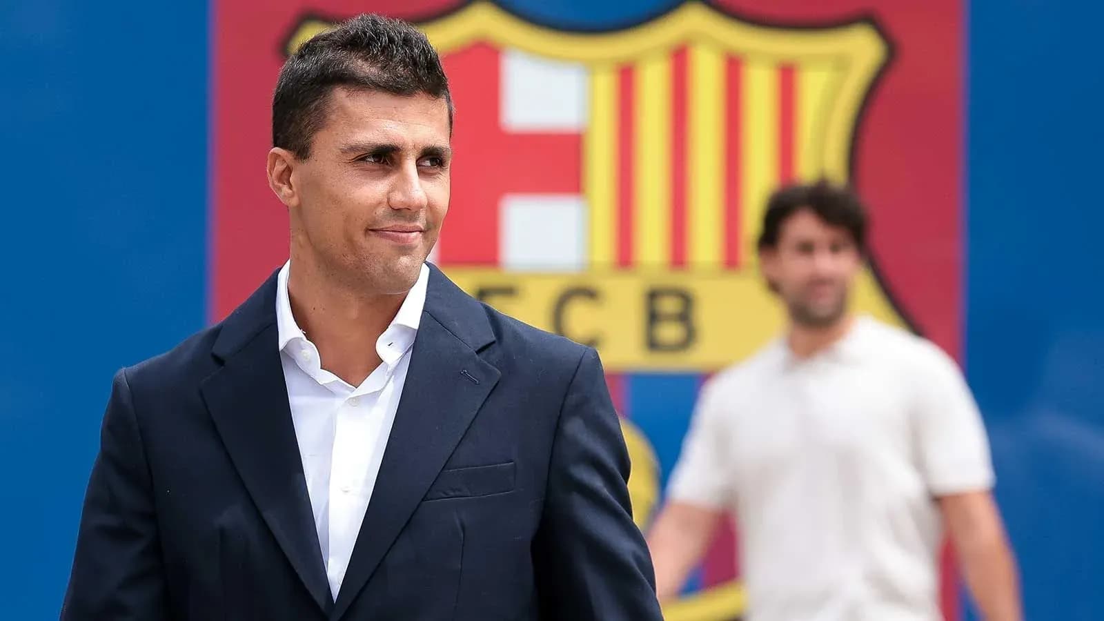 Jugador en presentación con fondo del FC Barcelona