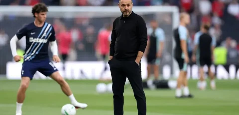 Entrenador observando el calentamiento del equipo