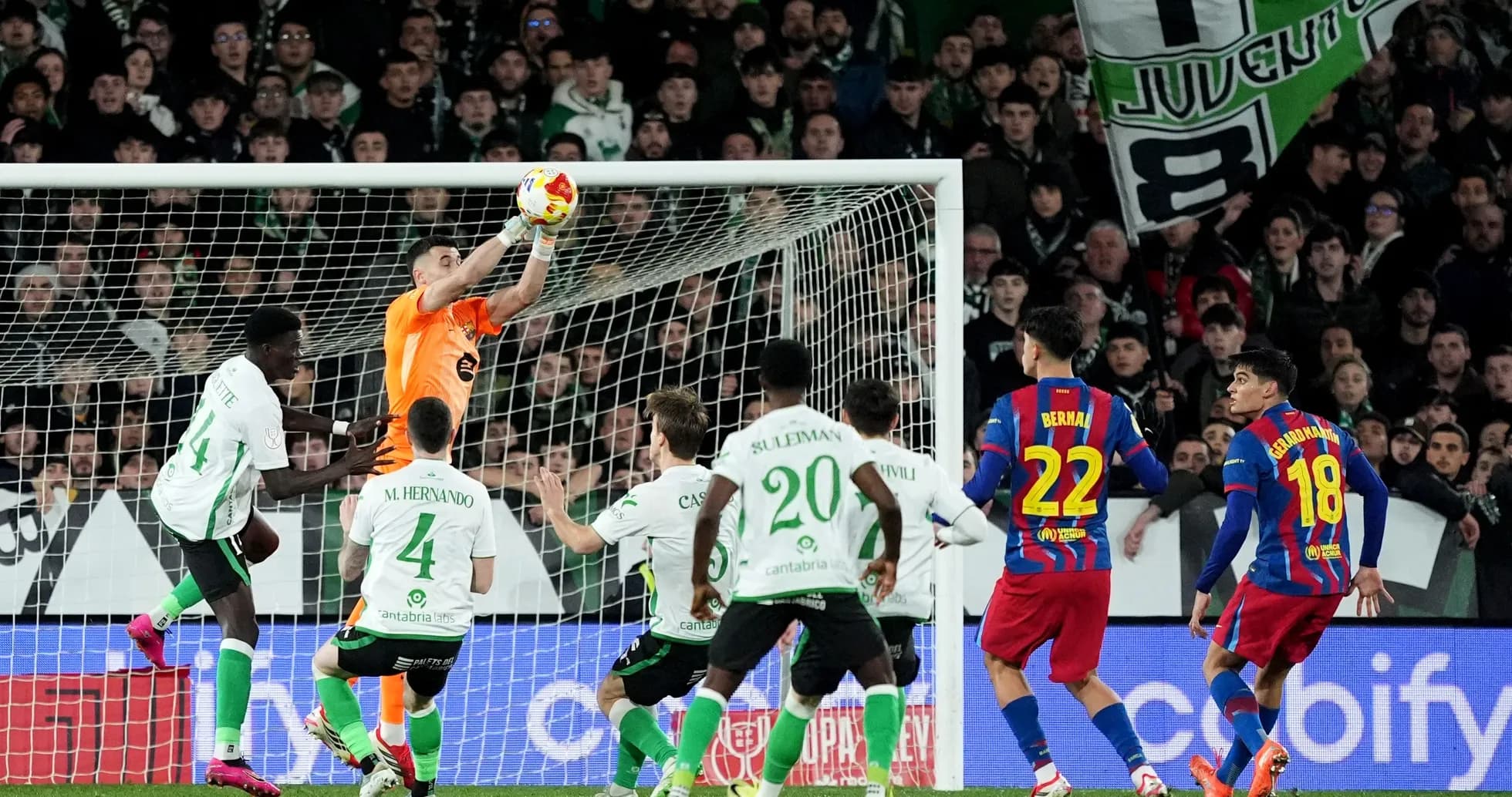 Portero atrapando el balón en un partido de fútbol