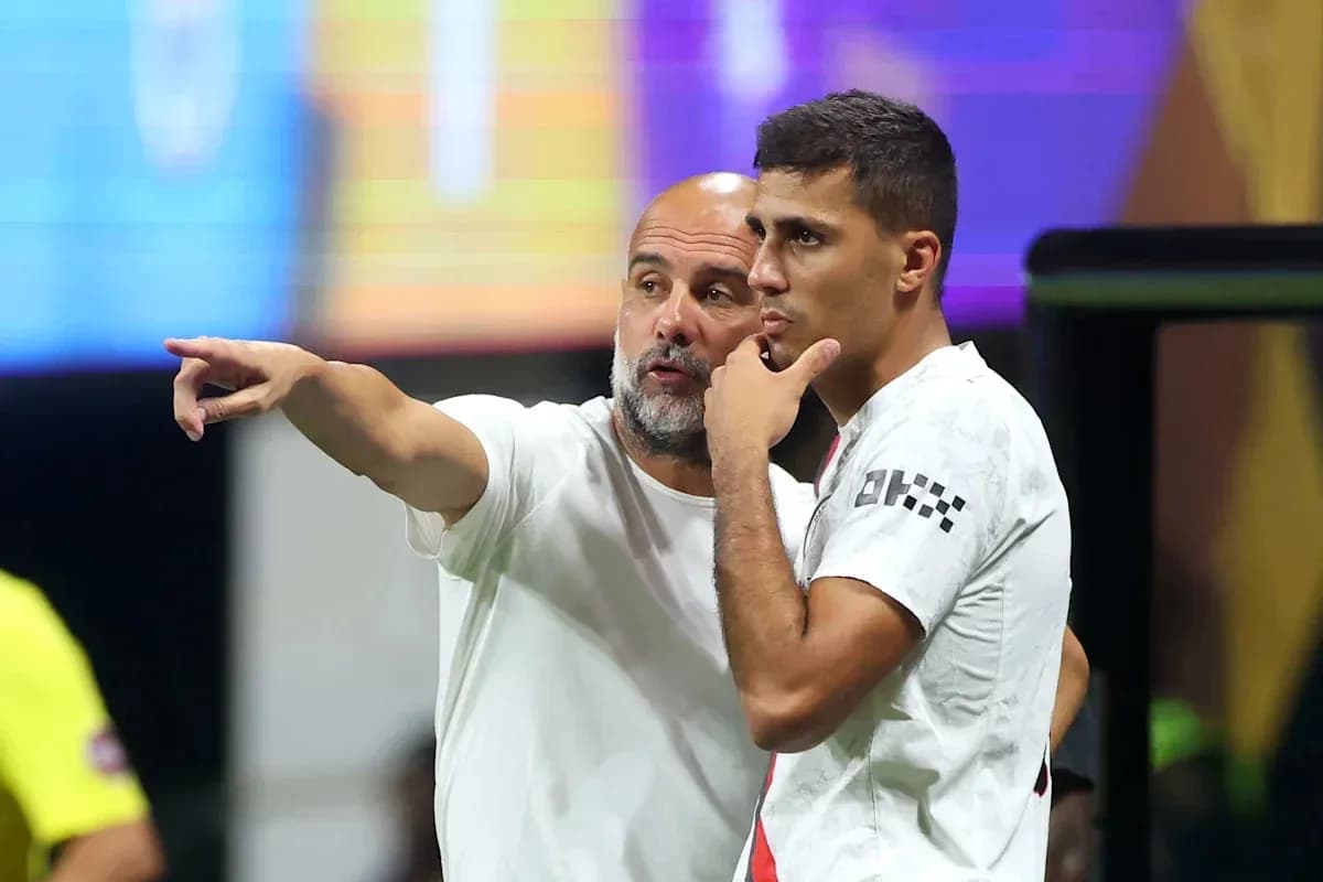 Entrenador hablando con jugador en el banquillo