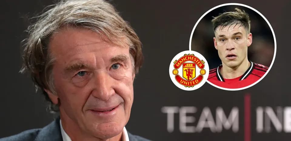 Hombre hablando sobre Manchester United en conferencia