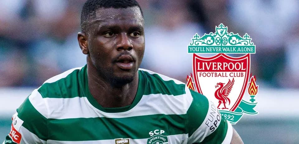 Jugador de Sporting CP corriendo con camiseta de rayas