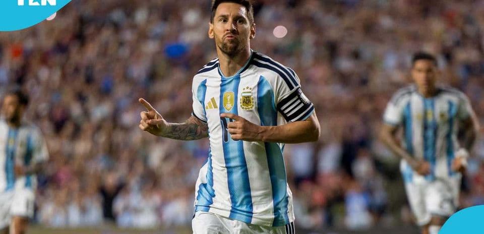 Lionel Messi señalando al público durante un partido