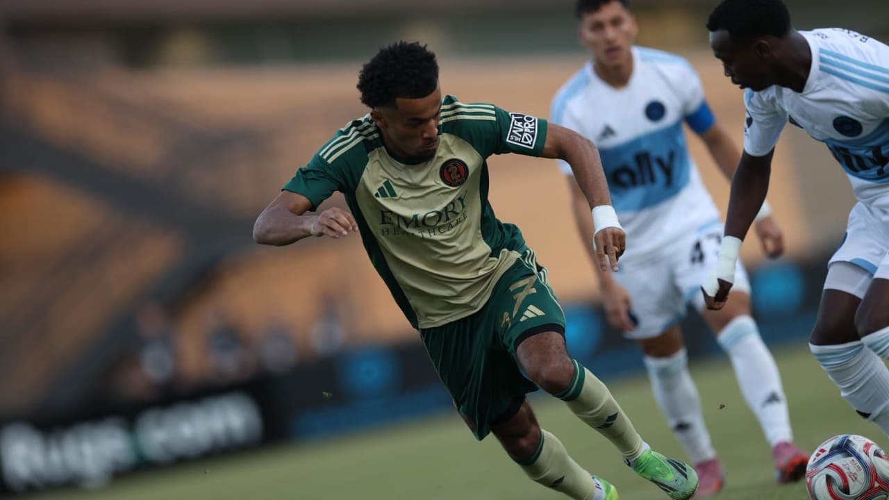 Jugador de Atlanta United II driblando a oponente