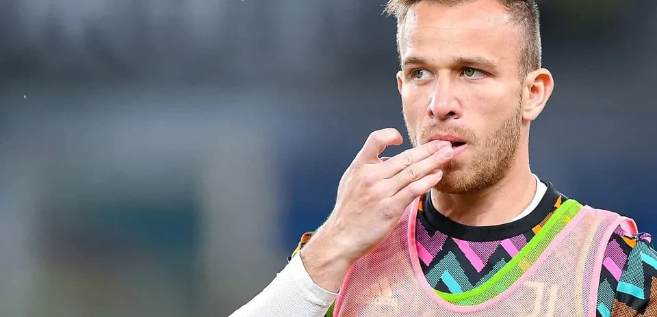 Jugador de Juventus tocándose los labios en el campo