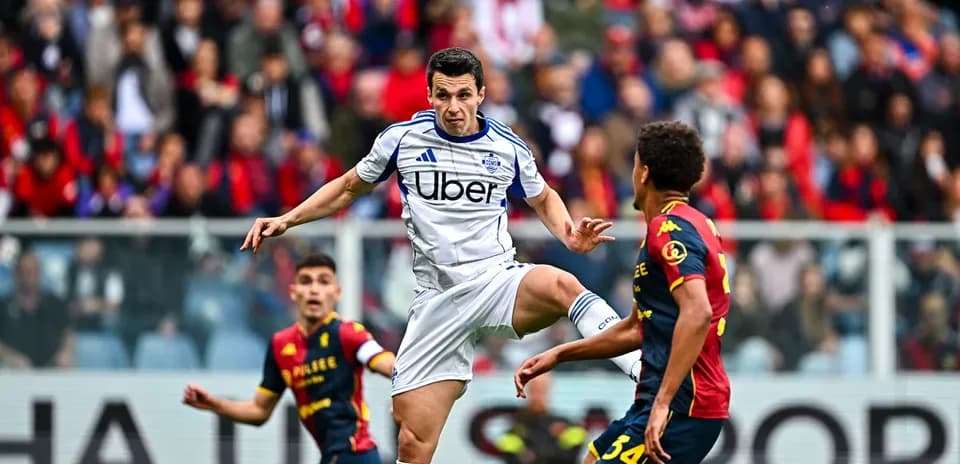 Jugador de Como controla el balón en el aire
