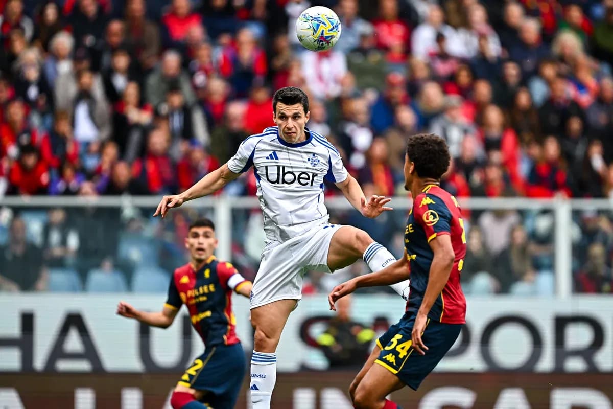 Jugador de Como controla el balón en el aire