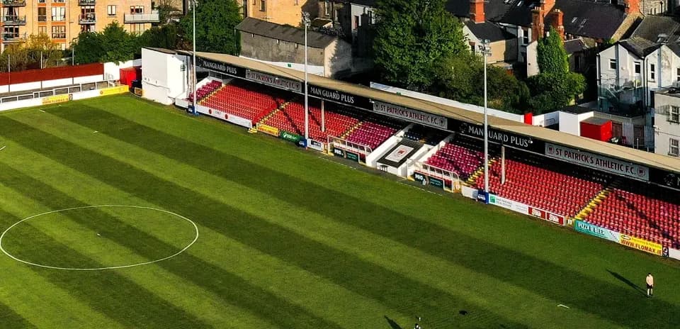 Estadio de St Patrick's Athletic con césped bien cuidado