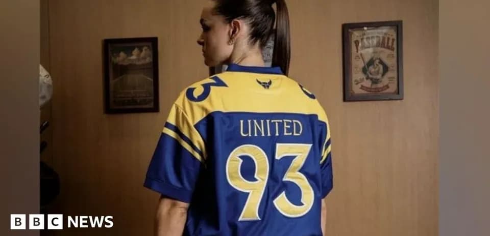 Persona vistiendo camiseta de equipo con número 93
