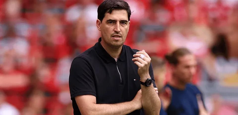 Entrenador observando el partido desde la línea lateral