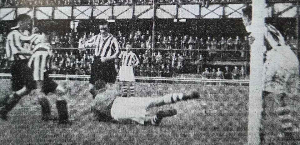 Jugador caído mientras árbitro observa la acción