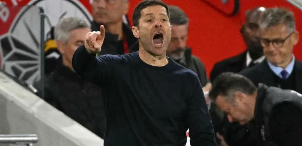 Entrenador dirigiendo instrucciones desde la línea de banda