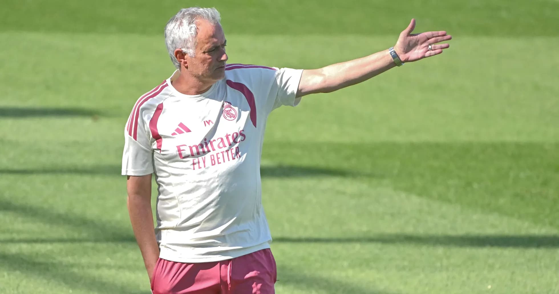 Entrenador dirigiendo a su equipo en el entrenamiento