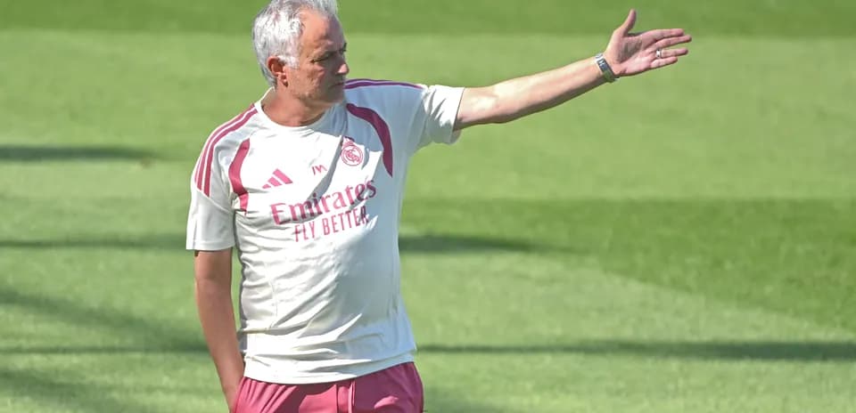 Entrenador dirigiendo a su equipo en el entrenamiento