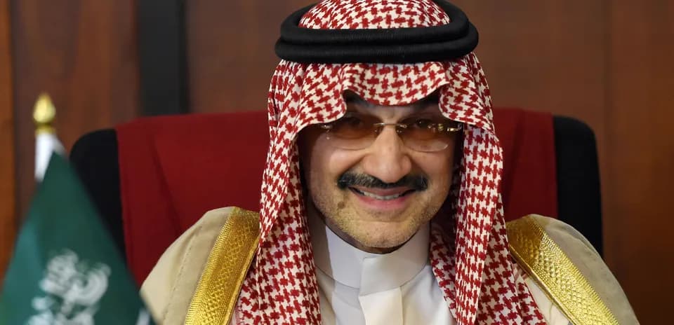 Hombre con traje tradicional saudí sonriendo en una reunión