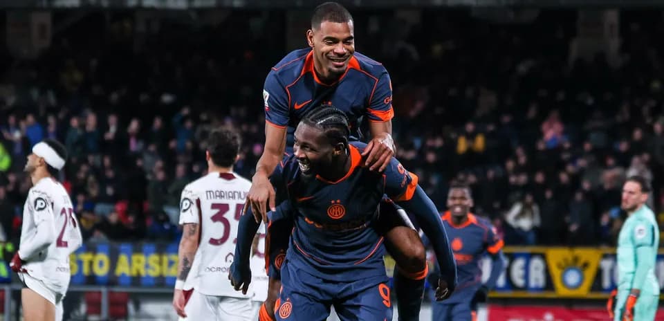 Jugadores celebrando un gol durante el partido