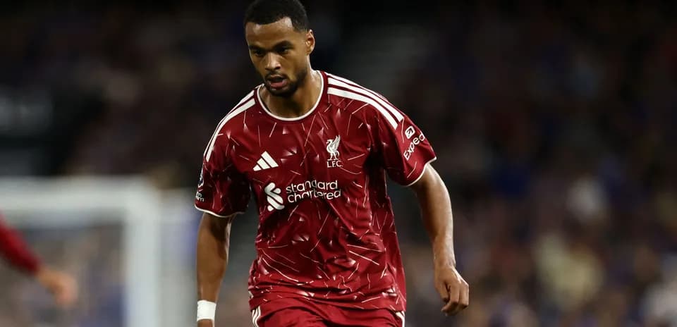 Jugador de Liverpool corriendo en partido de fútbol