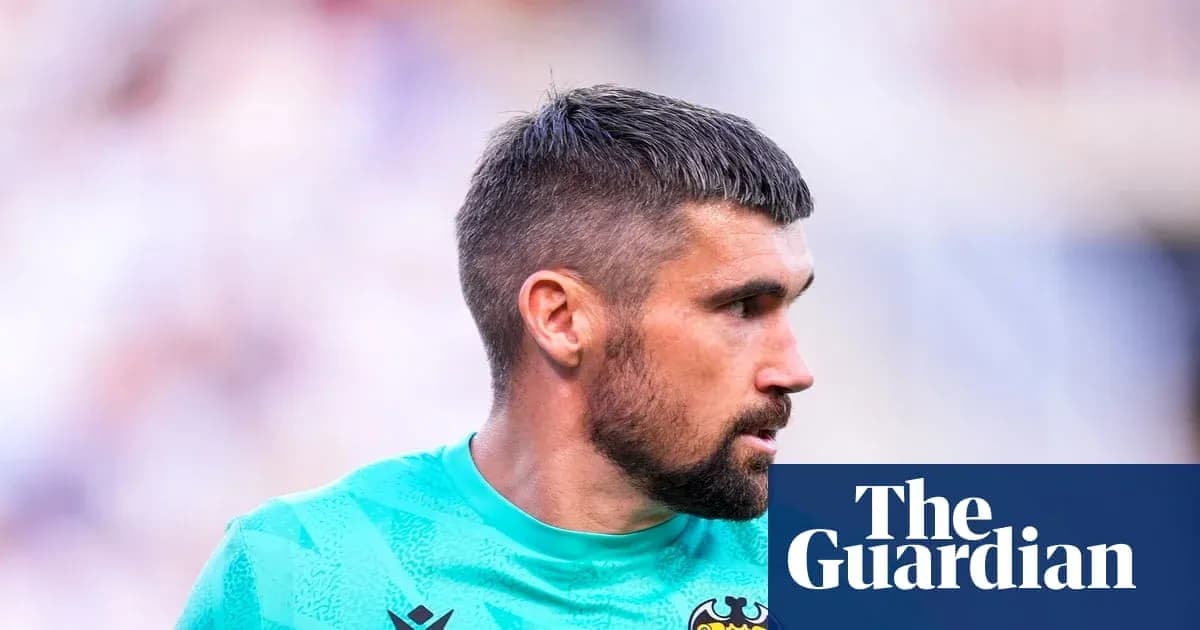 Portero luciendo camiseta verde durante el partido