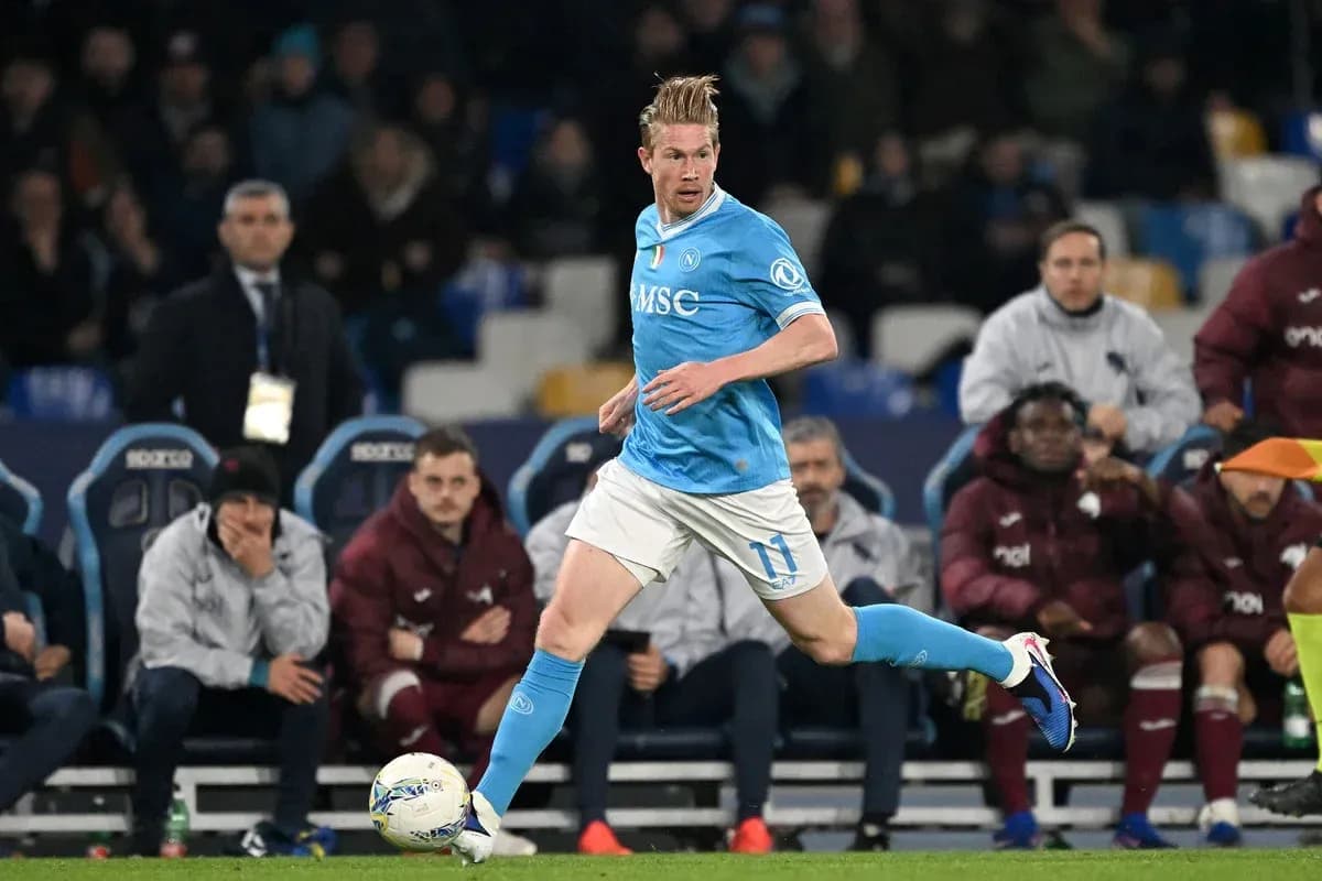 Jugador de Napoli corriendo con el balón en el campo