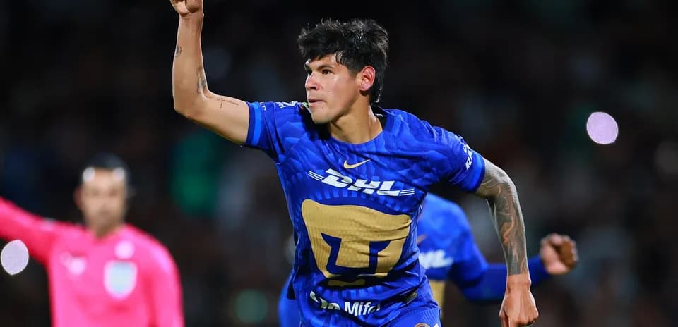 Jugador de Pumas celebrando un gol