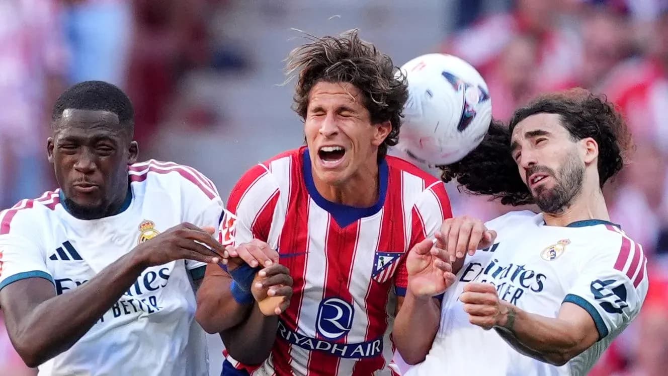 Jugadores de Atlético y Real Madrid disputando el balón