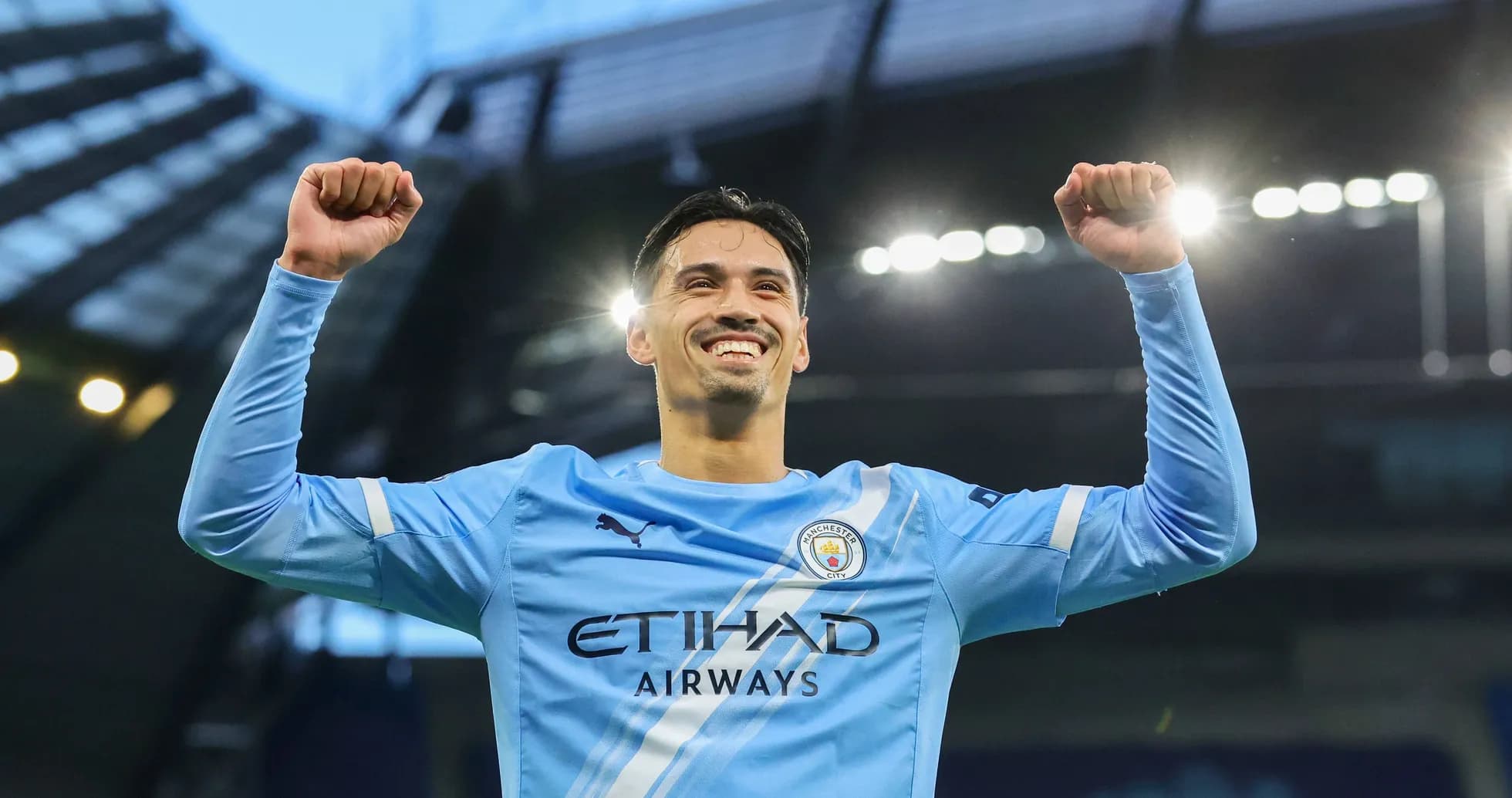 Jugador de Manchester City celebrando con los brazos en alto