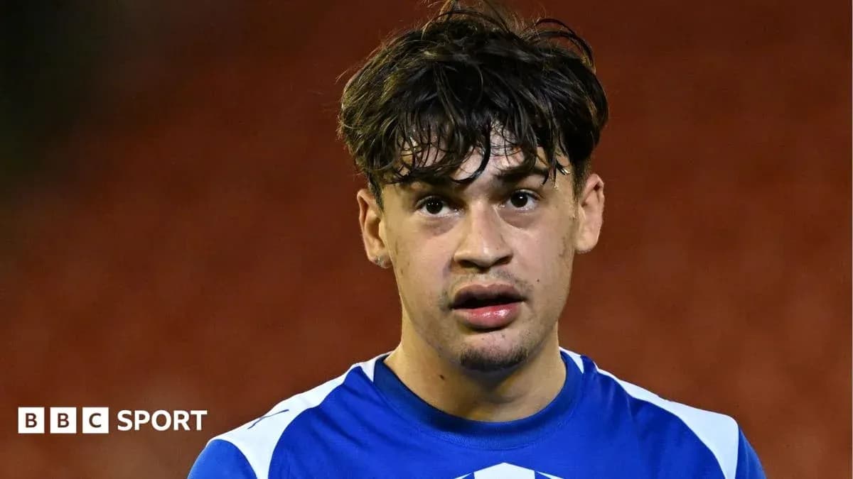Jugador en camiseta azul mirando a la cámara