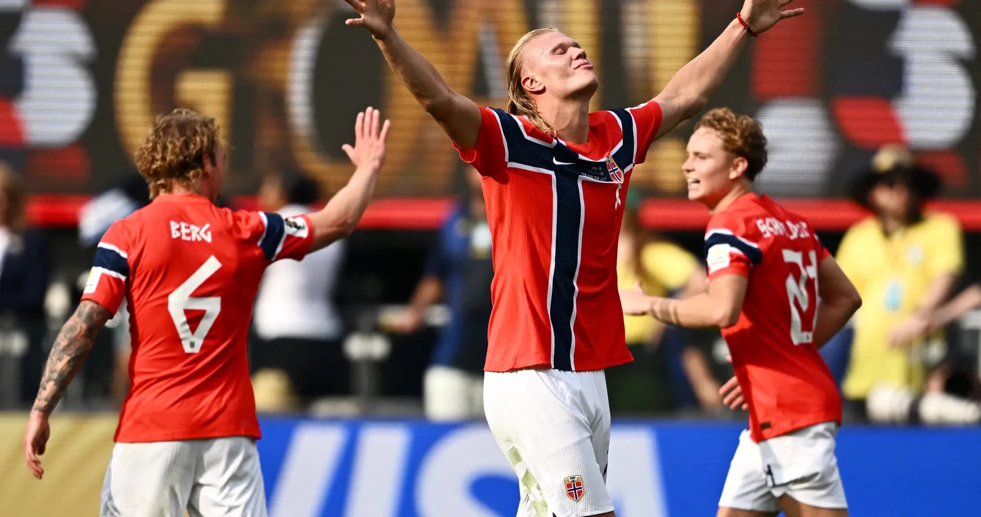Jugadores noruegos celebrando un gol