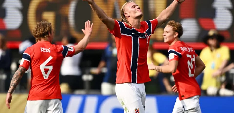 Jugadores noruegos celebrando un gol