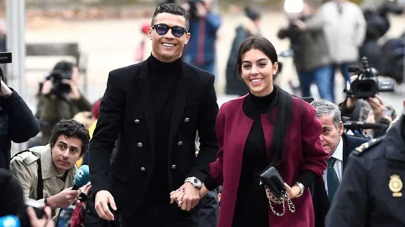 Pareja caminando juntos rodeados de fotógrafos
