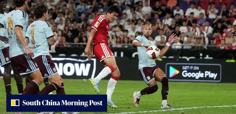 Jugador de camiseta roja chutando un balón en el área