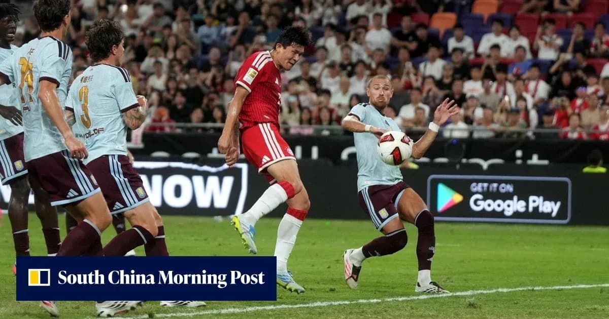 Jugador de camiseta roja chutando un balón en el área