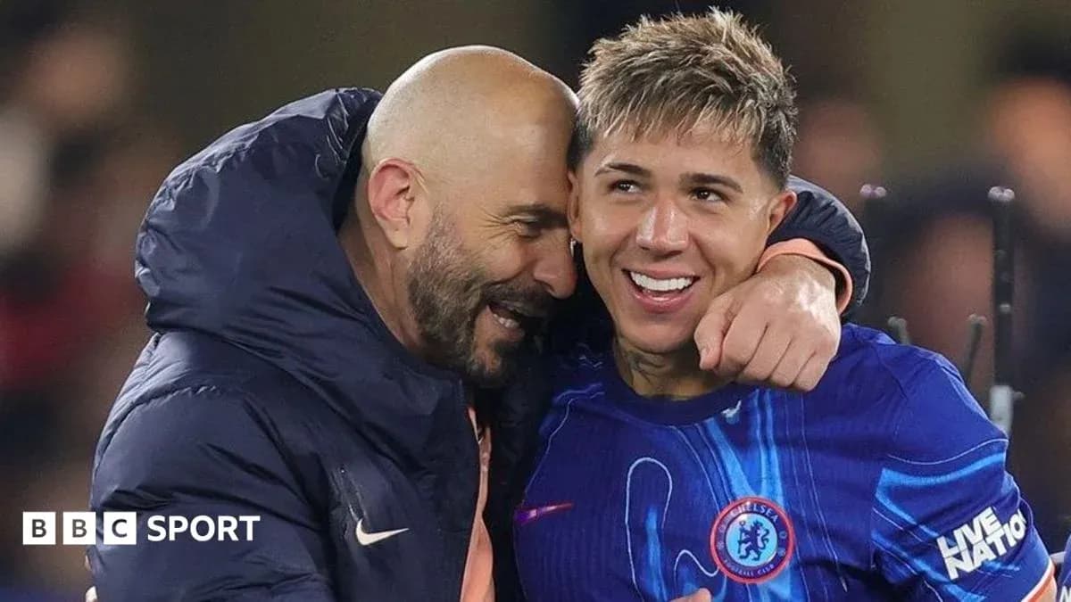 Entrenador y jugador celebrando tras el partido