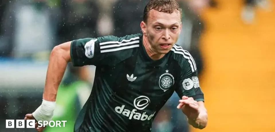 Jugador corriendo con camiseta del Celtic en lluvia