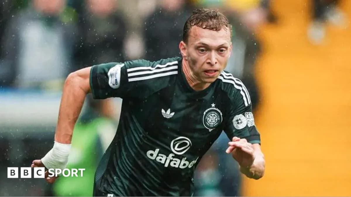 Jugador corriendo con camiseta del Celtic en lluvia