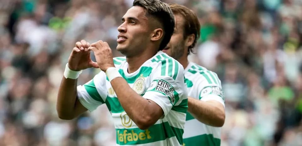 Jugador celebrando un gol en el estadio