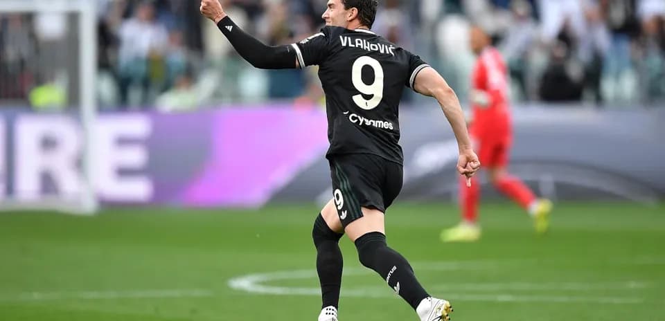 Vlahović celebrando un gol para Juventus