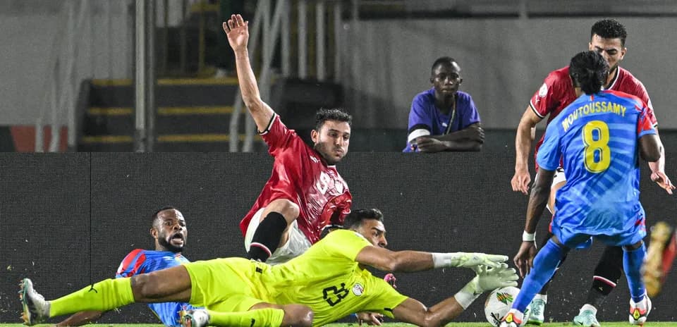 Jugadores luchando por el balón en el suelo